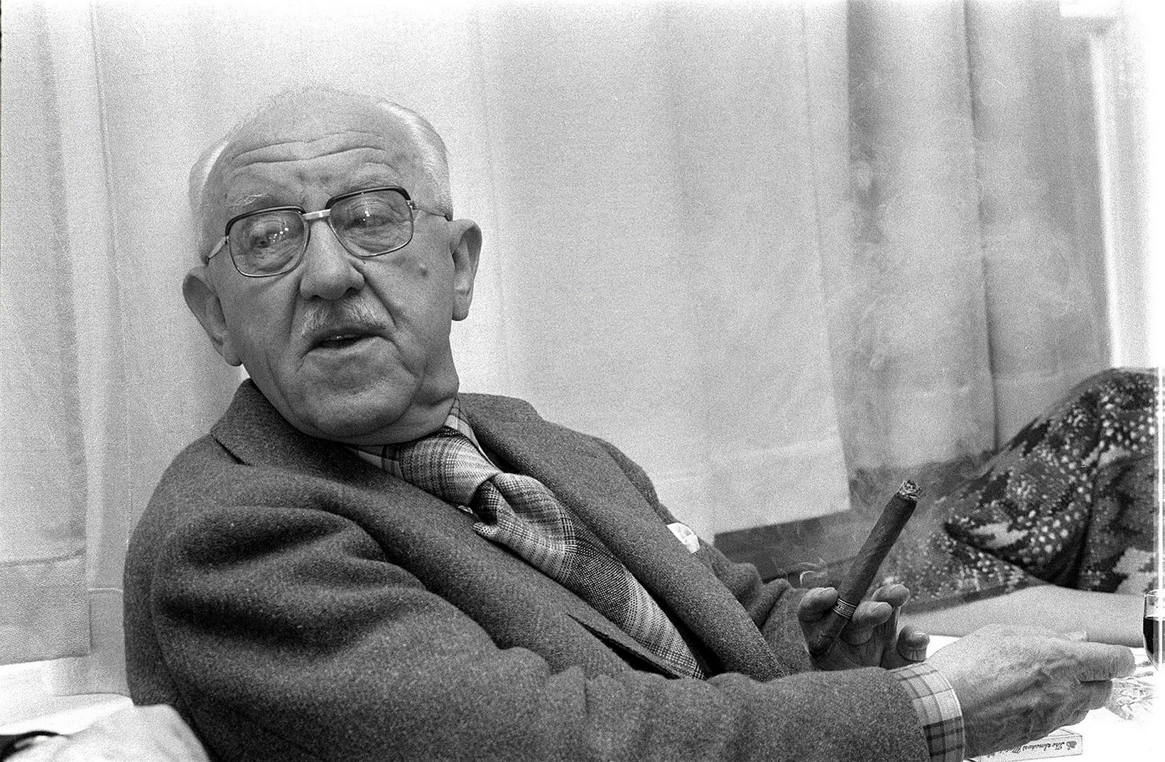 Halldór Kiljan Laxness at a press conference in 1976.