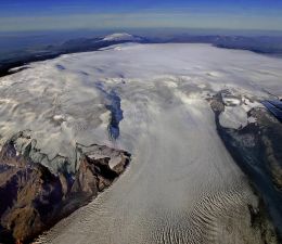 The volcano Katla lies beneath the Mýrdalsjökull glacier. Its last eruption occurred in 1918.