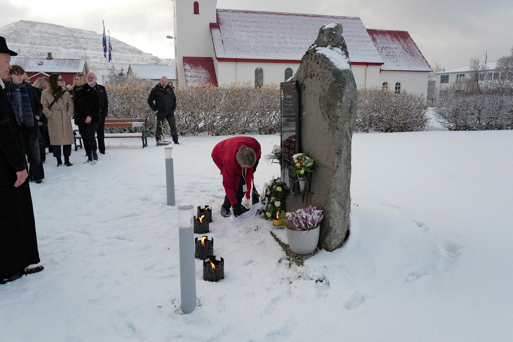 Í kirkjugarðinum er minnisvarði um þau sem fórust í flóðinu .