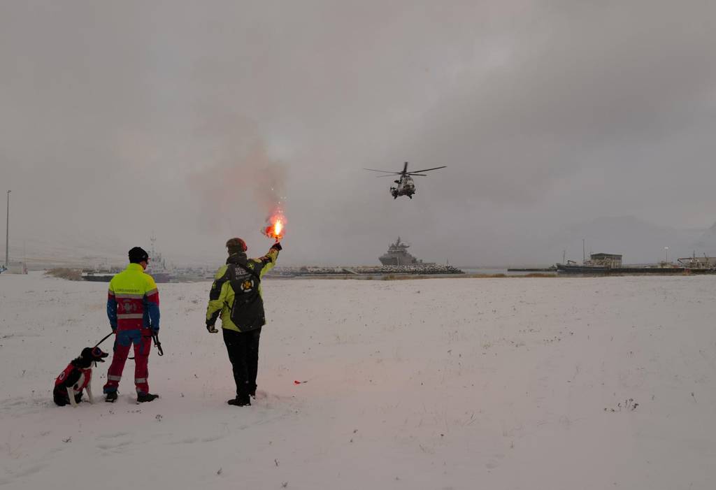 30 ár Þyrla Landhelgisgæslunnar kemur inn til lendingar á Flateyri. .