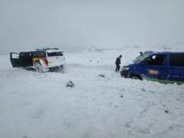 The vehicle being towed in Landmannalaugar.