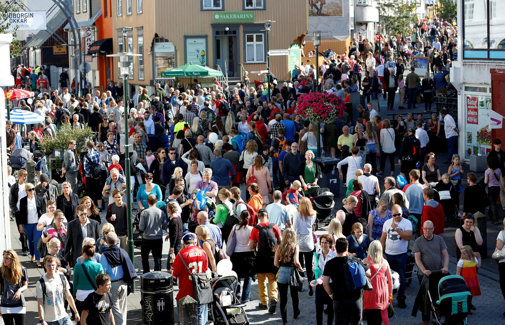 All available buses to transport thousands - Iceland Monitor