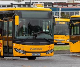 Strætisvagn og lögreglubíll lentu í óhöppum