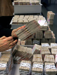 Tók við fimm þúsund evrum frá óþekktum manni