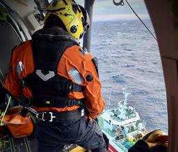 Seig niður og sótti slasaðan skipverja