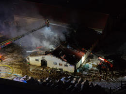 Þakið allt í eldi milli klæðninga