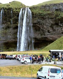 Rétta fram sáttarhönd við Seljalandsfoss