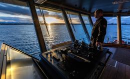 At this time of year, the days are shortest in the Northern Hemisphere. The photo was taken aboard the Coast Guard vessel Þór in the Viðey Sound. Captain Eiríkur Ingi Bragason is seen monitoring operations from the bridge.
