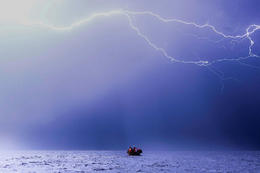 Eins árs tvíburasystra saknað eftir sjóslys