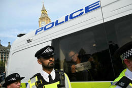 Mótmælendur brutust inn á fangelsislóð