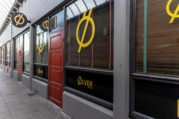 Ákærð fyrir að kasta glerflösku í höfuð manns