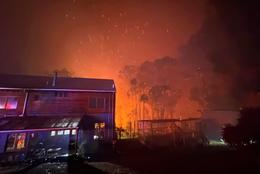 48,9 stiga hiti og gróðureldar