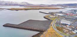 Nýja landfyllingin féll á tíma