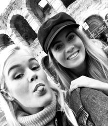 Stelpur látnar sofa á dýnum á ganginum