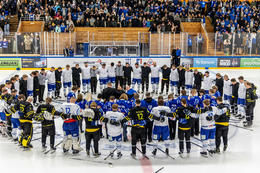 SR and Fjölnir formed a circle around Patrekur's teammates.