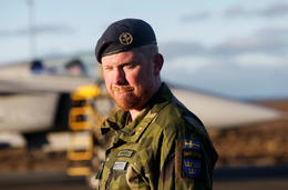 Hálf-íslenskur hermaður sinnir loftrýmisgæslunni