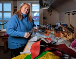 Hefur hannað vörur úr roði í 40 ár