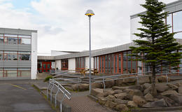 Telur skólann vera að bregðast syni sínum