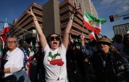 Þrýstingur eykst á klerkastjórnina