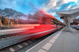 Margir slasaðir eftir að lest fór út af sporinu