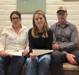 „Við grátbiðjum ykkur um að skila móður okkar“