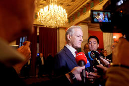 Støre gengur á fund konungs