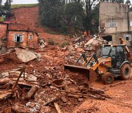 Minnst 14 látnir eftir úrhellisrigningu