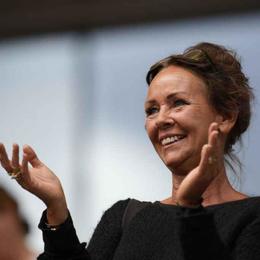 Föst í Katar og hraunar yfir stjórnvöld