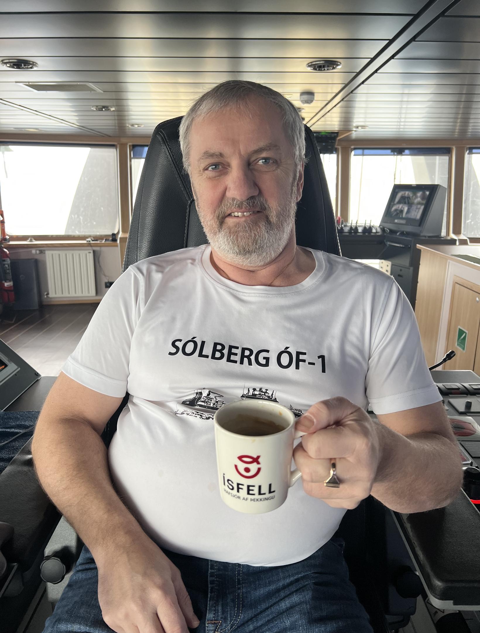 Einar Númason í skipstjórastólnum.