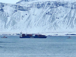 Helgafellið vélarvana og dregið til hafnar