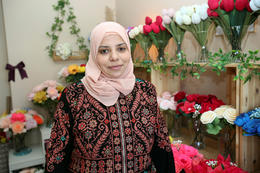 Flúði Gasa og býr til blóm