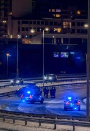 Ætlaði að aðstoða en hafnaði á milli bíla