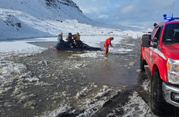 Ferðamenn lentu á kafi í vatni