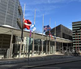 Flaggað í hálfa stöng á erlendri grundu