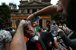 Beittu piparúða gegn mótmælendum í Sydney