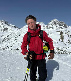 Allir treysta á manninn í skíðakennarajakkanum 