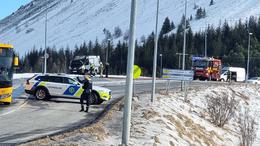 Eldur kviknaði í bíl á Vesturlandsvegi