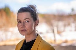 Reynir að vera sem ósýnilegust