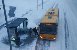 Breiðholtsbraut lokað eftir að strætó festist
