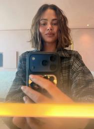 Kynþokkafull á ströndinni með nýja hárgreiðslu