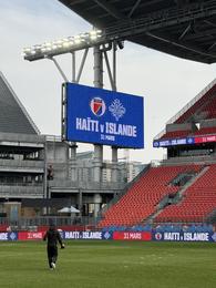 Eldingaviðvaranir og leiknum mögulega aflýst