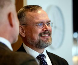 Peningunum betur varið í annað