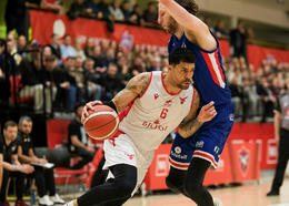 Keflavík - Valur, staðan er 80:72