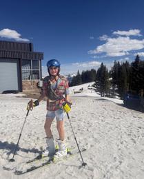 Dorrit léttklædd á skíðum 