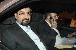 Hótar að sökkva bandarískum herskipum