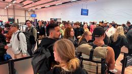 Langar raðir vegna bilunar á landamærahliðum