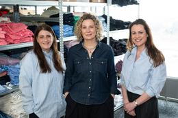 Útvegar Kvennaathvarfinu náttföt, nærföt og sokka