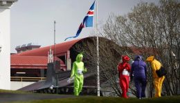 Íslenski fáninn má blakta við hún allan sólarhringinn í sumar
