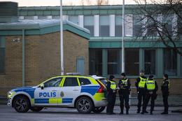 Taka upp rafræn armbönd til að fylgjast með börnum