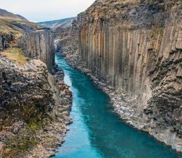 Styrkir streyma austur í Stuðlagil